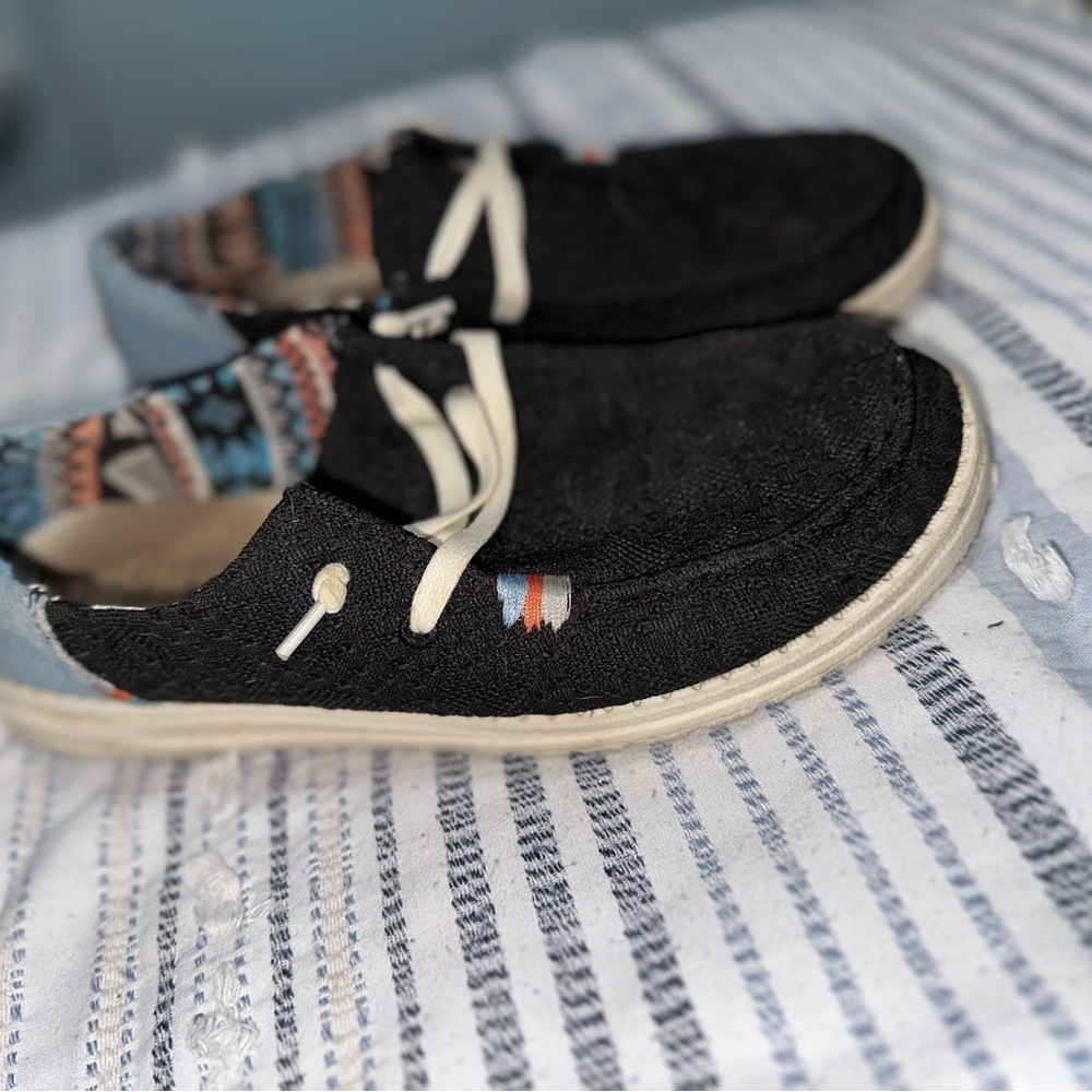 Hey dudes size 9